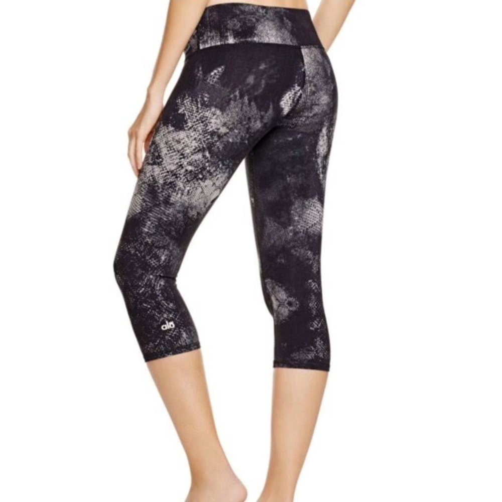 New Alo Yoga Capri Size Small